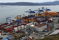 Cảng hàng hóa Vladivostok ở vùng Viễn Đông của Nga. Ảnh tư liệu: AFP/TTXVN