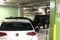 Một chiếc xe điện đang sạc tại khu vực dành riêng trong một hầm đỗ xe ở trung tâm thủ đô Washington D.C. Ảnh: Ngọc Quang - PV TTXVN tại Mỹ