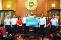 Lãnh đạo và đại diện Công đoàn Bộ Tài chính trao số tiền ủng hộ tới Mặt trận Tổ quốc.