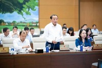 Bộ trưởng Bộ Văn hóa, thể thao và du lịch Nguyễn Văn Hùng trình bày tờ trình dự án luật. 