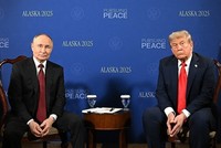 Tổng thống Nga Vladimir Putin (trái) trong cuộc họp với Tổng thống Mỹ Donald Trump tại Căn cứ Elmendorf-Richardson ở Anchorage, bang Alaska (Mỹ) ngày 15/8/2025. Ảnh: THX/TTXVN