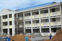 Gói thầu Thi công xây dựng thuộc Dự án Bổ sung cơ sở vật chất Trường Phổ thông dân tộc nội trú THPT huyện Đăk Hà, tỉnh Kon Tum (nay là tỉnh Quảng Ngãi) có giá hơn 22 tỷ đồng. Ảnh: Trọng Lân