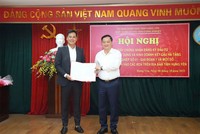 Ông Nguyễn Khắc Thận, Chủ tịch UBND tỉnh Hưng Yên trao Giấy chứng nhận đăng ký đầu tư Dự án đầu tư xây dựng và kinh doanh kết cấu hạ tầng Khu công nghiệp số 01 - giai đoạn 1. Ảnh: Phạm Đăng