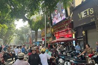 Người dân xếp hàng mua vàng tại Bảo Tín Minh Châu (Trần Nhân Tông) sáng 9/10/2025.