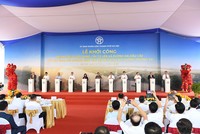 Thủ tướng Phạm Minh Chính và các đại biểu thực hiện nghi thức khởi công Dự án đầu tư xây dựng cầu Tứ Liên và đường hai đầu cầu