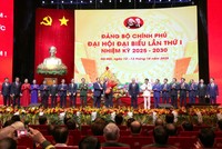 Đồng chí Phạm Minh Chính, Ủy viên Bộ Chính trị, Bí thư Đảng ủy Chính phủ, Thủ tướng Chính phủ tặng hoa Tổng Bí thư Tô Lâm đến tham dự và chỉ đạo Đại hội.