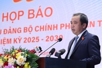 Quyền Bộ trưởng Bộ Nông nghiệp và Môi trường Trần Đức Thắng trao đổi tại cuộc họp báo.