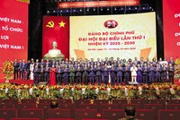 Lãnh đạo Đảng, Nhà nước, Chính phủ và Đoàn Chủ tịch Đại hội chụp ảnh lưu niệm với Đoàn đại biểu Đảng bộ Bộ Tài chính 