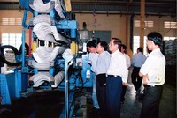 Những năm đầu 1990, hầu hết nhà máy nhựa Việt Nam còn sử dụng thiết bị thủ công, nhập khẩu cũ từ châu Á.