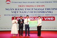 Đại diện Vietcombank, ông Hồng Quang - Thành viên HĐQT, Chủ tịch Công đoàn Vietcombank (thứ 3, từ trái sang) trao ủng hộ 1 tỷ đồng thông qua UB MTTQ tỉnh Bắc Ninh