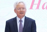 GS.TS Tạ Ngọc Tấn, nguyên Uỷ viên Trung ương Đảng, Phó Chủ tịch thường trực Hội đồng lý luận Trung ương, Tổ phó thường trực Tổ Biên tập văn kiện Đại hội XIV thông tin tại cuộc Họp báo quốc tế. Ảnh: TTXVN.