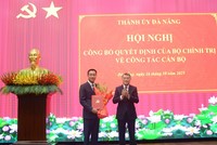 Ông Lê Minh Hưng - Trưởng Ban Tổ chức Trung ương trao quyết định của Bộ Chính trị chỉ định ông Lê Ngọc Quang giữ chức Bí thư Thành uỷ Đà Nẵng.