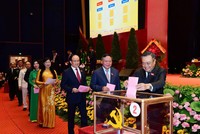 Các đại biểu bỏ phiếu bầu Ban chấp hành Đảng bộ Thành phố Hà Nội khóa XVIII.