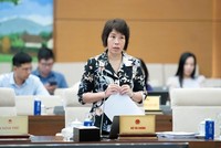 Thứ trưởng Bộ Tài chính Nguyễn Thị Bích Ngọc trình bày tờ trình dự án Luật Đầu tư (sửa đổi).