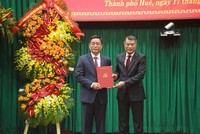 Ông Lê Minh Hưng - Trưởng Ban Tổ chức Trung ương trao quyết định cho ông Nguyễn Đình Trung