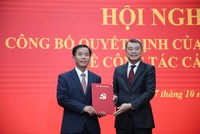 Ông Lê Minh Hưng, Ủy viên Bộ Chính trị, Bí thư Trung ương Đảng, Trưởng Ban Tổ chức Trung ương trao Quyết định của Bộ Chính trị điều động, chỉ định ông Nguyễn Văn Phương (trái ảnh) giữ chức vụ Bí thư Tỉnh ủy Quảng Trị.