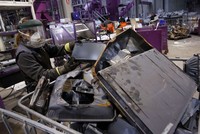 Công nhân xử lý rác thải điện tử tại một nhà máy ở Osorno, miền bắc Tây Ban Nha. Ảnh: AFP/ TTXVN