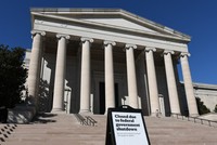 Bảng thông báo đóng cửa tại Phòng trưng bày Nghệ thuật quốc gia ở Washington, D.C., Mỹ ngày 5/10/2025. Ảnh: THX/TTXVN