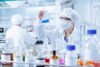 Công tác nghiên cứu và phát triển sản phẩm tại nhà máy thuốc đạt chất lượng EU-GMP. Ảnh: Imexpharm.