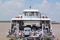 Do chưa xây dựng cầu Cát Lái nên hiện nay việc kết nối giữa TP.HCM với Đồng Nai phải dùng phà vận chuyển - Ảnh: Lê Quân