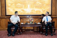 Chủ tịch thành phố Huế (bên phải) làm việc với Giám đốc Trung tâm điều hành của Hãng hàng không Quốc tế Donghai Airlines.