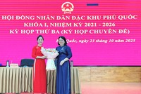 Bà Đặng Thị Hồng Gấm, Phó Bí thư Thường trực Đảng ủy, Chủ tịch HĐND đặc khu Phú Quốc (bên phải) tặng hoa chúc mừng bà Nguyễn Thị Kim Loan.