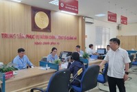 Các thủ tục hành chính công tại Trung tâm Phục vụ hành chính công xã Quảng Hà được thực hiện đảm bảo nhanh chóng, đúng thời hạn. Ảnh: Quỳnh Nga
