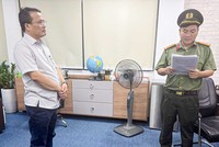 Công an đọc lệnh bắt giữ đối tượng Nguyễn Văn Hạ