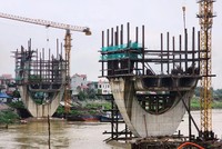 Dự án cầu Đuống mới thi công được hai trụ dưới lòng sông do vướng mắc mặt bằng hai đầu. (Ảnh: Việt Hùng/Vietnam+) 