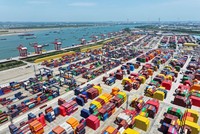 Quang cảnh cảng hàng hóa ở tỉnh Giang Tô, Trung Quốc. Ảnh: THX/TTXVN