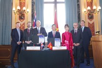 Tổng Giám đốc Vietjet Đinh Việt Phương (giữa, phải) và Tổng Giám đốc Airbus Commercial Christian Scherer ký kết hợp đồng đặt mua 100 tàu bay A321neo tại Bộ ngoại giao Anh với sự chứng kiến của Đại sứ Anh tại Việt Nam Iain Frew (thứ 2, trái), Đặc phái viên Thủ tướng Anh Matt Western (thứ 2, phải) 