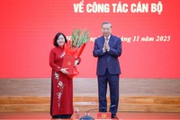 Tổng Bí thư Tô Lâm trao quyết định của Bộ Chính trị tới đồng chí Bùi Thị Minh Hoài.