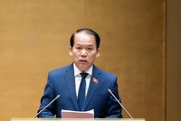 Chủ nhiệm Ủy ban Pháp luật và Tư pháp Hoàng Thanh Tùng trình bày báo cáo thẩm tra. 