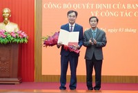 Bí thư Tỉnh ủy Quảng Trị Nguyễn Văn Phương trao quyết định và tặng hoa ông Nguyễn Lương Bình (trái ảnh). Ảnh: Linh Việt