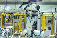 Hải Phòng đang tập trung xây dựng hệ sinh thái đào tạo và thu hút nhân tài chất lượng cao trong lĩnh vực điện tử, bán dẫn. Trong ảnh là dây chuyền sản xuất tự động tại Nhà máy Vinfast thuộc khu kinh tế Đình Vũ - Cát Hải, Hải Phòng.