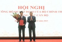 Tổng Bí thư Tô Lâm trao quyết định cho ông Nguyễn Duy Ngọc.