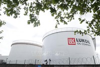 Các bể chứa dầu của công ty Lukoil tại Brussels, Bỉ. Ảnh minh hoạ: AFP/TTXVN