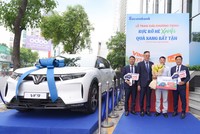 Anh Nguyễn Văn Hoà - khách hàng may mắn nhất trúng giải đặc biệt của chương trình