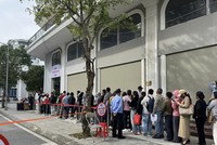 Xếp hàng chờ nộp hồ sơ mua nhà ở xã hội Uy Nỗ (Đông Anh, Hà Nội). Ảnh minh họa.