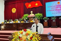 Ông Ngô Thái Chân, Giám đốc Sở Nông nghiệp và Môi trường TP. Cần Thơ trình bày tờ trình về việc việc ban hành Nghị quyết thông qua Danh mục khu đất dự kiến thực hiện thí điểm theo Nghị quyết của Quốc hội