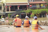 Phố cổ Hội An ngập sâu trong cơn bão số 11 (Ảnh: Lưu Hương) 