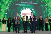 Lãnh đạo Báo Tài chính – Đầu tư trao kỷ niệm chương Đồng hành vì sự phát triển bền vững cho đại diện SABECO