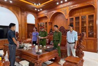 Lực lượng chức năng tống đạt các quyết định, lệnh tố tụng đối với N.X.A. Ảnh: CA Tuyên Quang