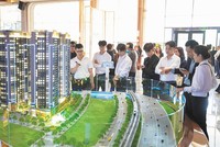 Thị trường địa ốc đang chững lại vì lãi suất tăng. Trong ảnh: Khách hàng đi xem dự án, nhưng tỷ lệ xuống tiền thấp (Ảnh: V.D) 