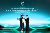 Bà Nguyễn Thị Thanh Hương, Phó tổng giám đốc Kinh tế - Tài chính, đại diện EVNGENCO3 nhận giải thưởng Top20 Báo cáo thường niên tốt nhất - nhóm ngành phi tài chính