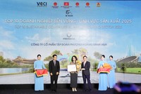 Bà Trần Lan Phương - Phó tổng giám đốc Tập đoàn Phenikaa nhận vinh danh từ Ban tổ chức chương trình