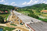 Các địa phương đang rốt ráo giải ngân để về đích kế hoạch. Trong ảnh: Thi công cao tốc Hữu Nghị - Chi Lăng. Ảnh: Đức Thanh 