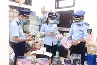 Lực lượng chức năng phát hiện, xử lý hàng mỹ phẩm là hàng giả, vi phạm sở hữu trí tuệ.