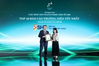 Ông Nguyễn Chí Thành - Tổng giám đốc SHS đại diện công ty nhận giải thưởng Báo cáo Thường niên tốt nhất do VLCA 2025 bình chọn.