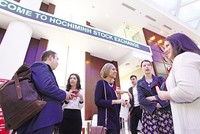 Các nhà đầu tư ngoại đang tăng sự quan tâm đến thị trường chứng khoán Việt Nam sau khi được nâng hạng. Ảnh: Lê Toàn 